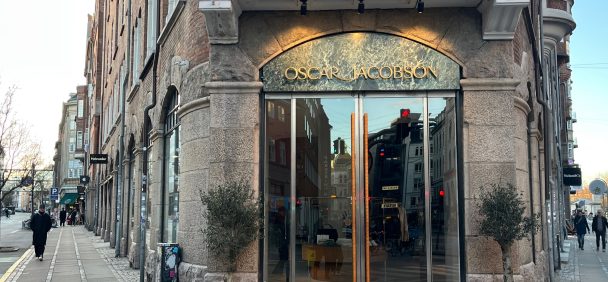 laserrensning af granitfacade på Chr. D. IX Gade i København. Fjernelse Trafikfilm, alger og sort sokkelmaling med kemifri laser.