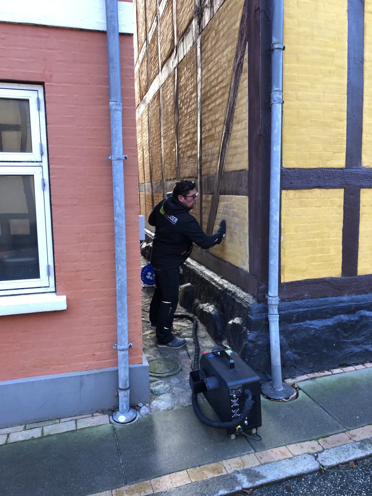 Laserrensning af graffiti på fredet bindingsværk (Bondos Gård, Rudkøbing). Skånsom, kemifri fjernelse af graffitimaling på puds og træværk.