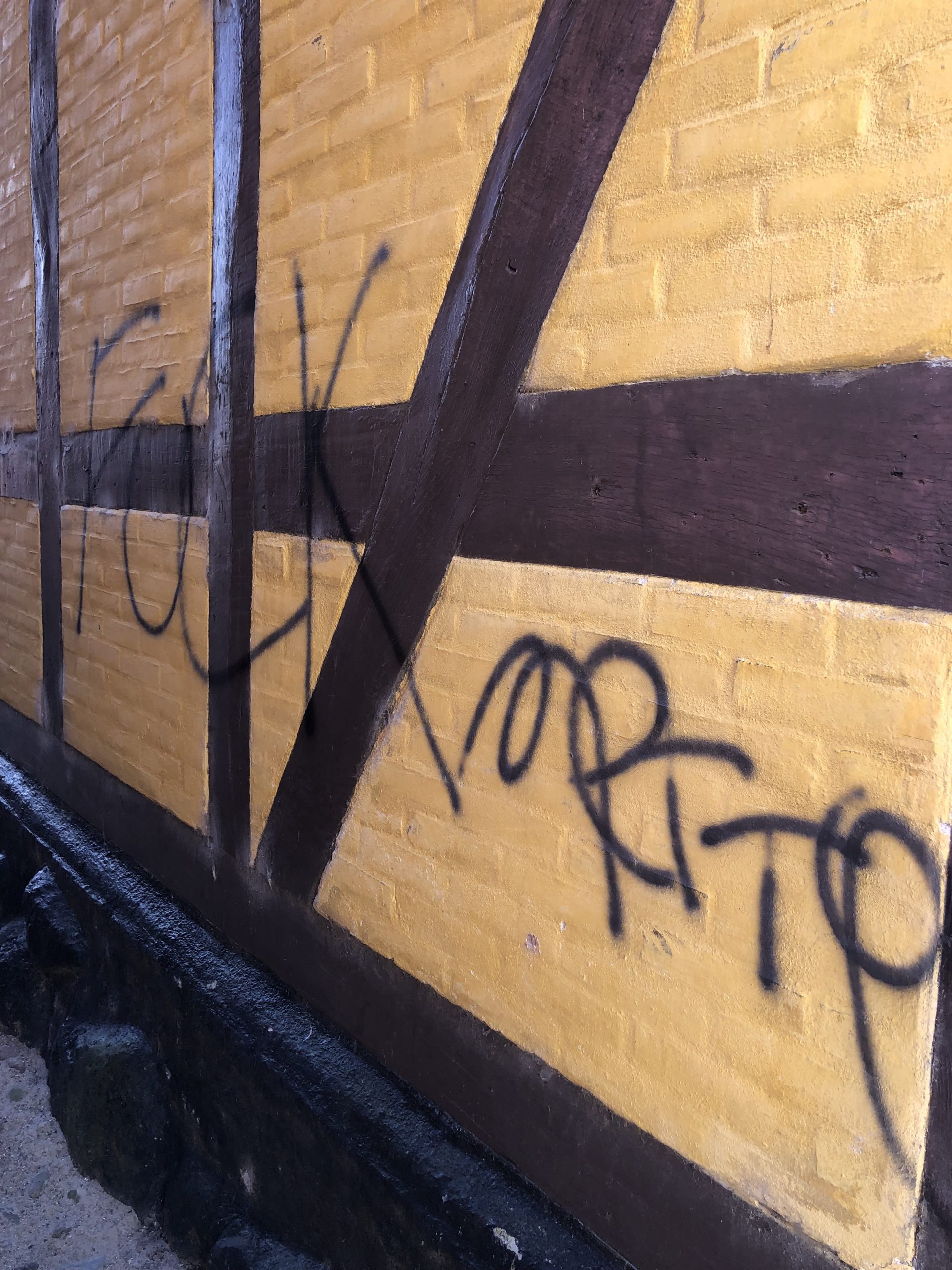 Laserrensning af graffiti på pudset murværk hos Bondos Gård for borgmester Tonni Hansen.